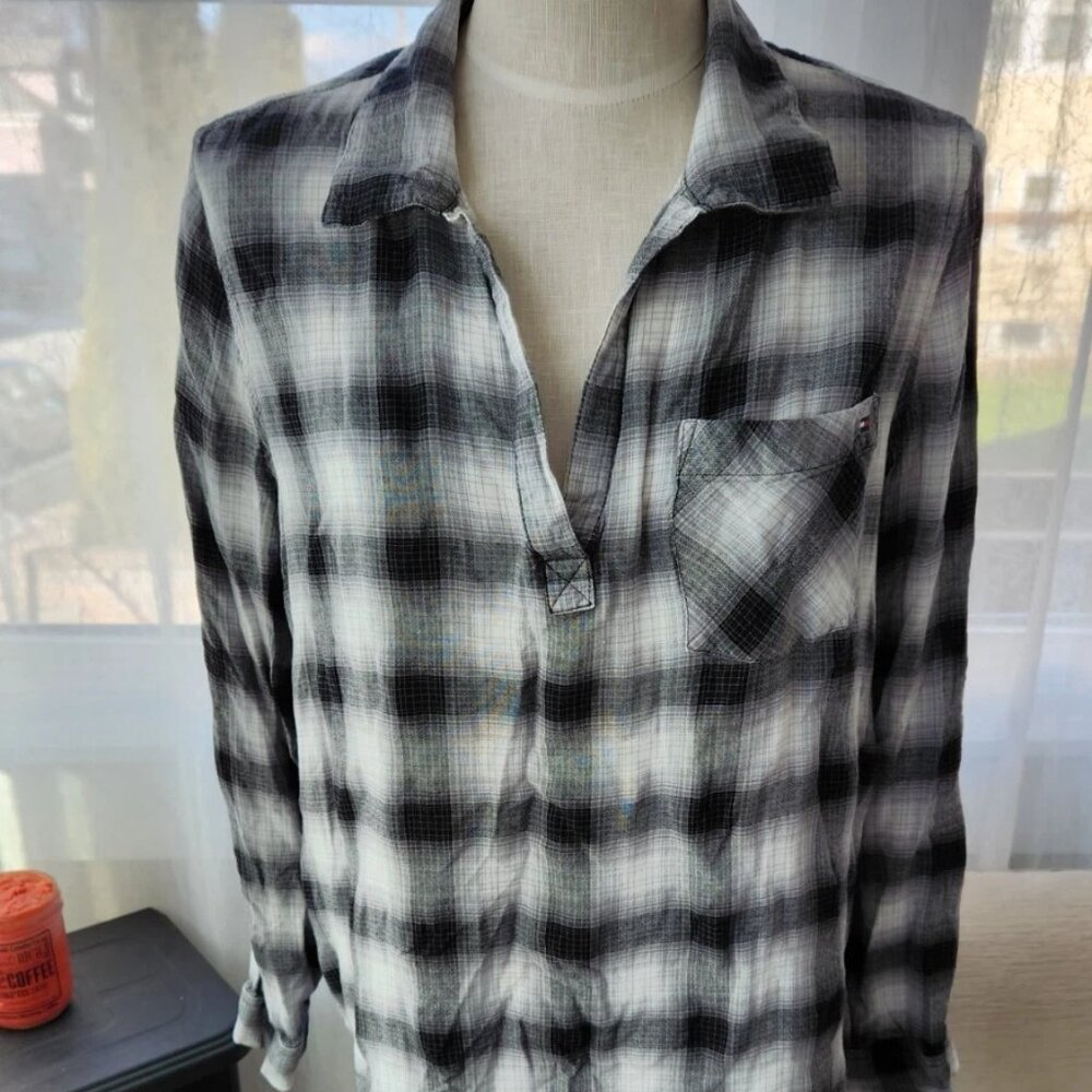 Tommy Hilfiger womens XL black plaid top. C4
